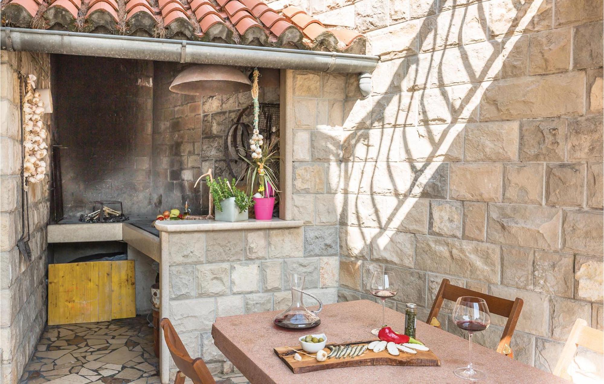 1 Bedroom Stunning Apartment In Makarska Buitenkant foto