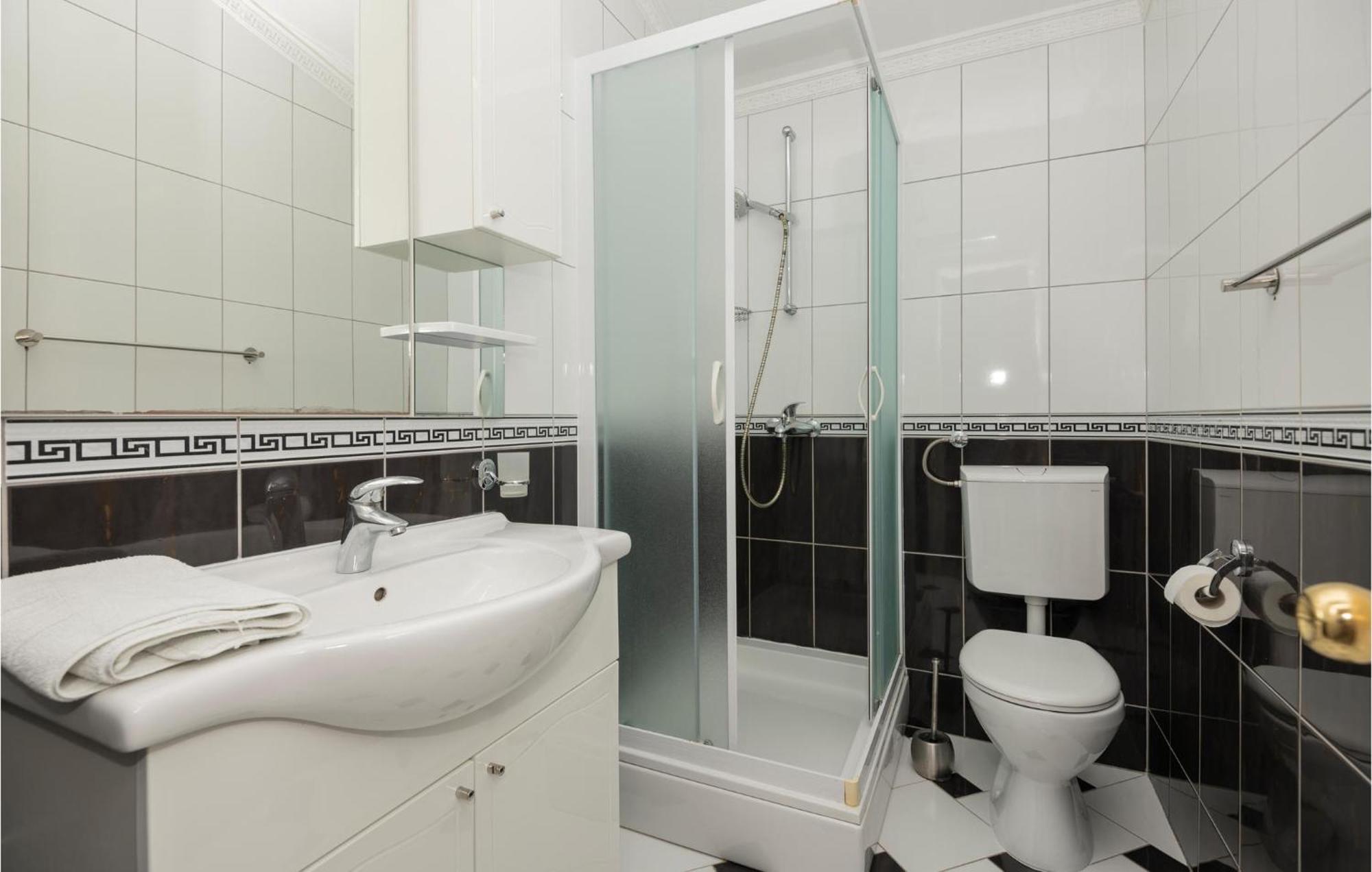 1 Bedroom Stunning Apartment In Makarska Buitenkant foto