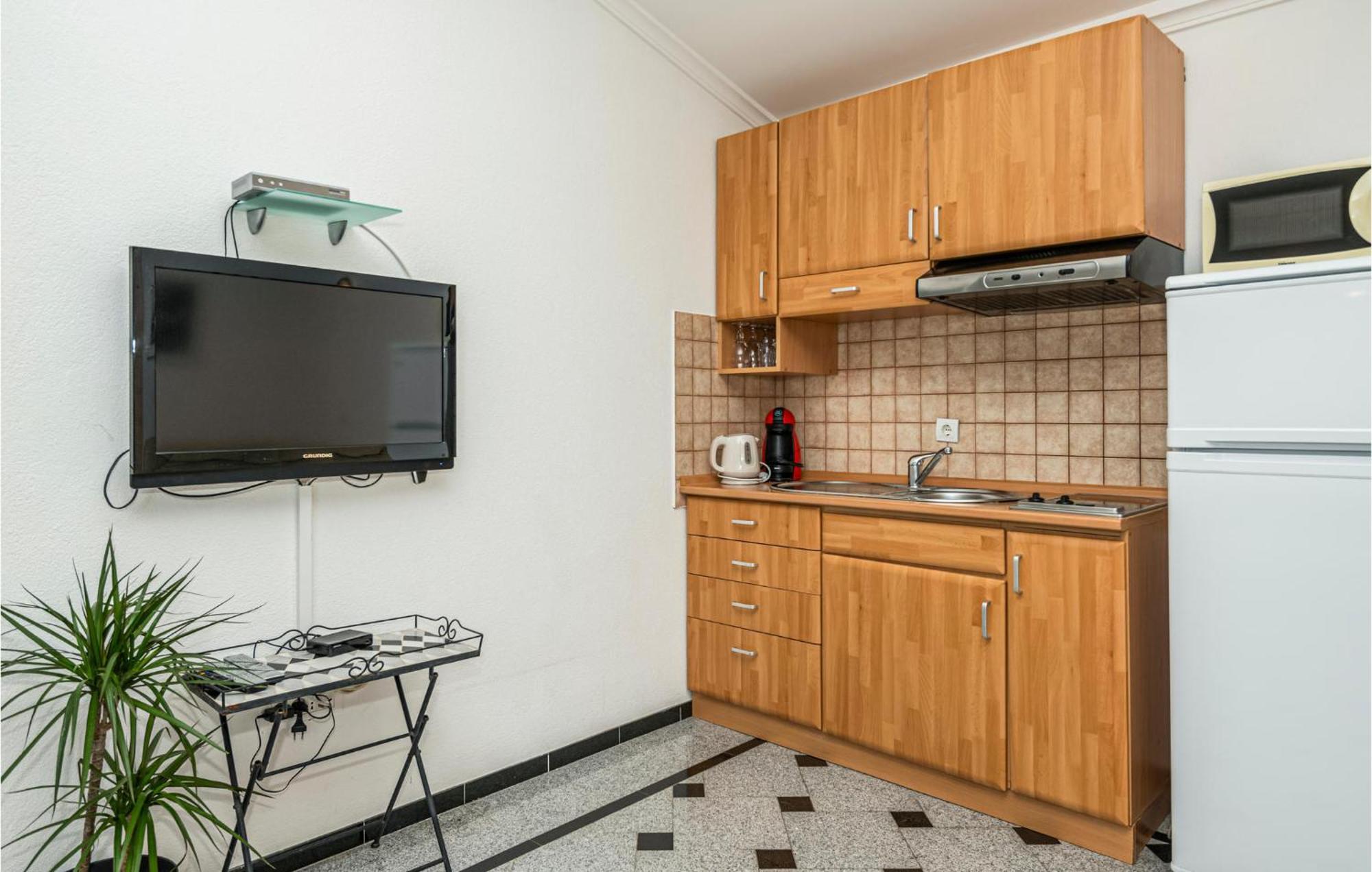 1 Bedroom Stunning Apartment In Makarska Buitenkant foto