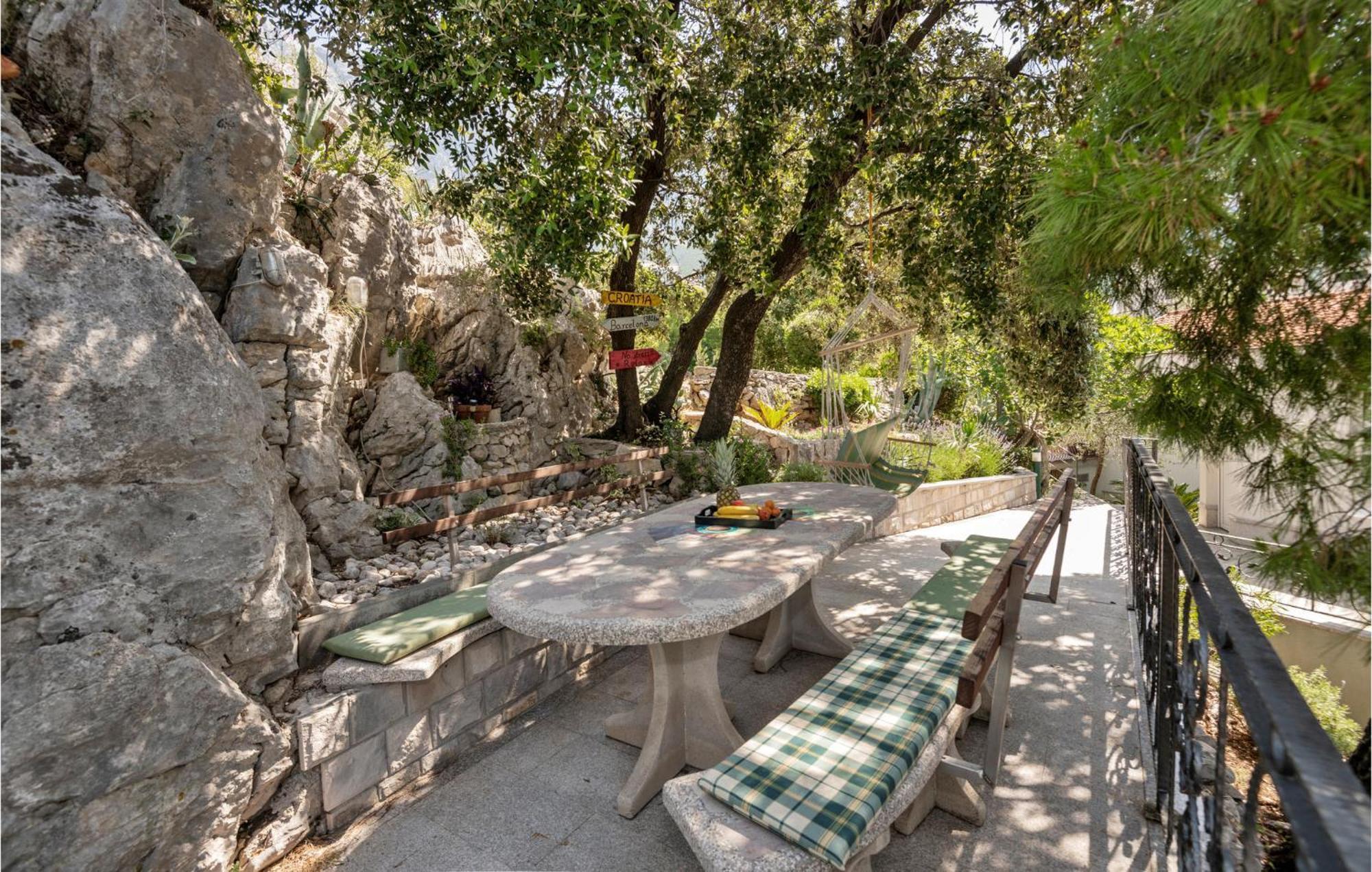 1 Bedroom Stunning Apartment In Makarska Buitenkant foto