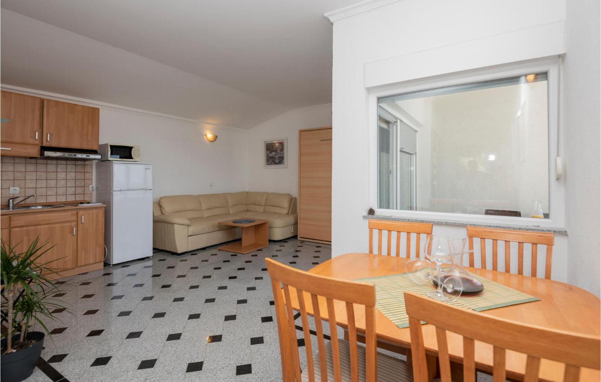 1 Bedroom Stunning Apartment In Makarska Buitenkant foto
