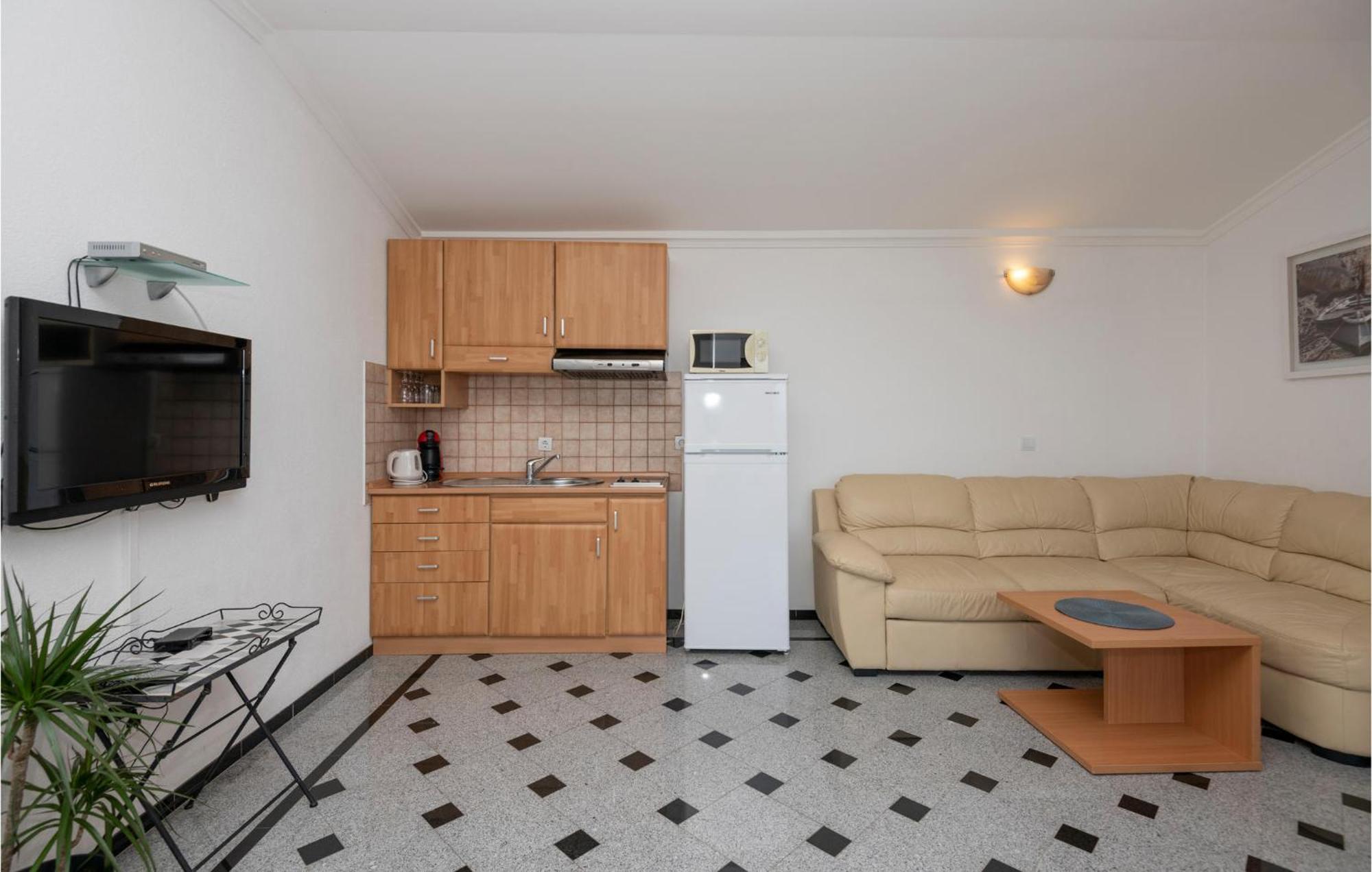 1 Bedroom Stunning Apartment In Makarska Buitenkant foto
