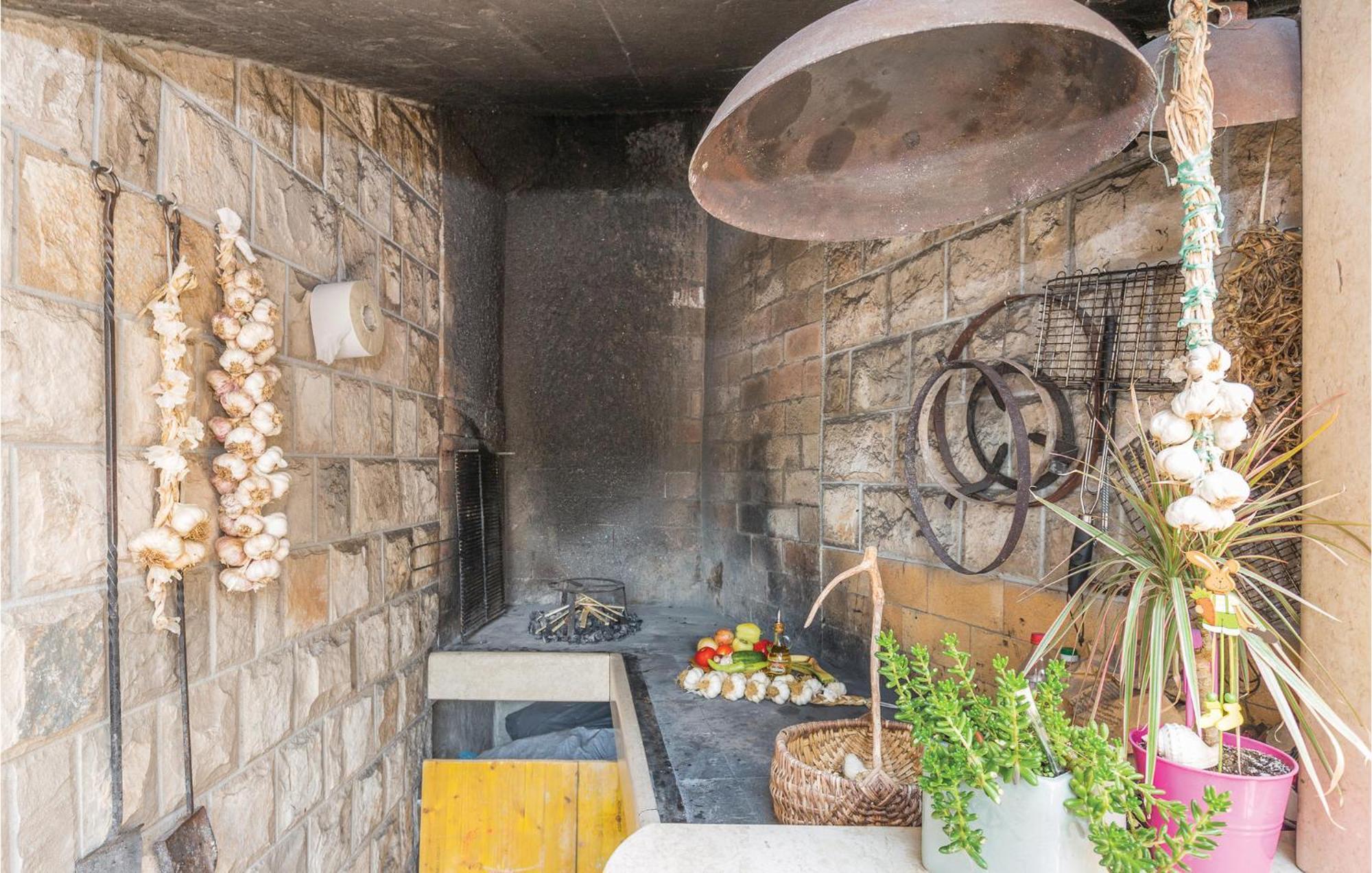 1 Bedroom Stunning Apartment In Makarska Buitenkant foto