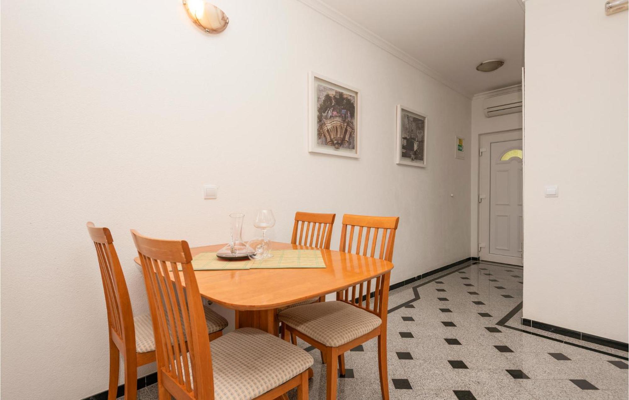 1 Bedroom Stunning Apartment In Makarska Buitenkant foto