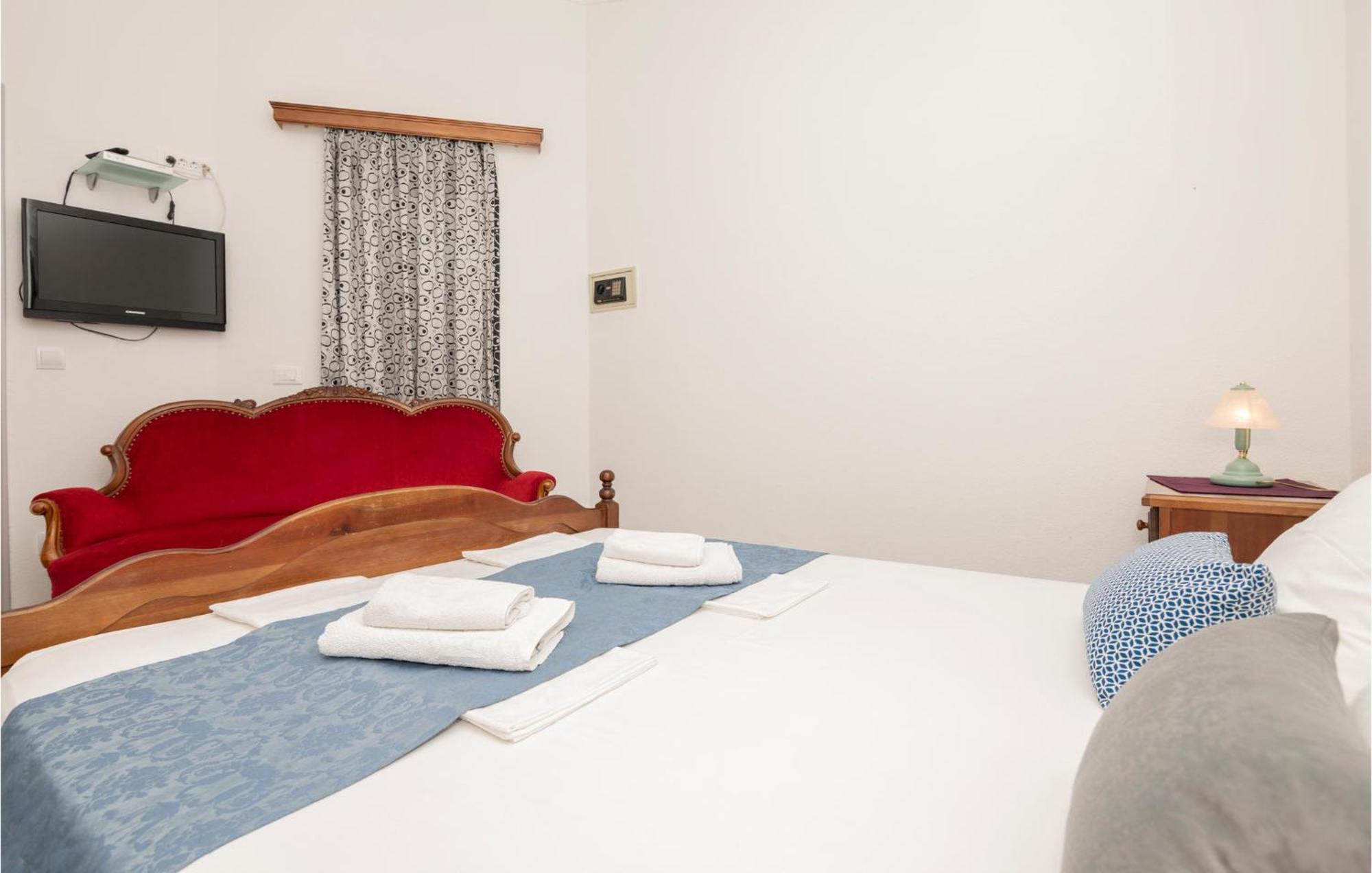 1 Bedroom Stunning Apartment In Makarska Buitenkant foto